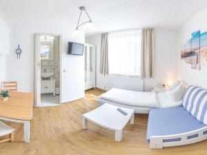 een woonkamer met een bank en een tafel bij Ferienunterkünfte Liliane in Göhren
