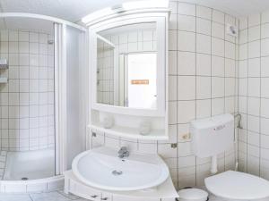ゲーレンにあるFerienunterkünfte Lilianeのバスルーム(洗面台、トイレ、鏡付)