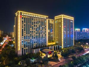 济南济南喜来登酒店的夜晚两座高楼的景色