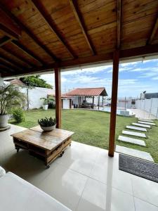 un patio con mesa y vistas a un patio en Cabaña en Punta Roca, en Puerto Colombia