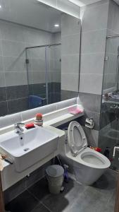 y baño con aseo y lavamanos. en CĂN HỘ CHUNG CƯ CAO CẤP ECOPARK HẢI DƯƠNG, en Hải Dương