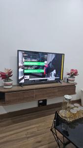 TV a/nebo společenská místnost v ubytování CĂN HỘ CHUNG CƯ CAO CẤP ECOPARK HẢI DƯƠNG