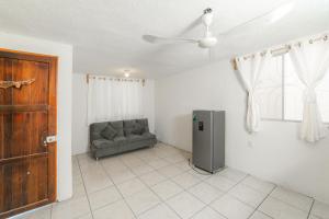 ein Wohnzimmer mit einem Sofa und einem Deckenventilator in der Unterkunft Casa Leon Rinconada in Puerto Escondido