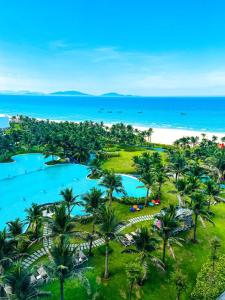 eine Luftansicht des Resorts mit Palmen und dem Meer in der Unterkunft Cam Ranh Sea View apeartment Nha Trang in Cam Ranh