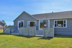 una casa con una valla delante de ella en Anchorage Cottages, en Long Beach