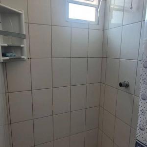 a bathroom with a shower with a window at Excelente kitnet mobiliada pertinho mar in Vila Velha