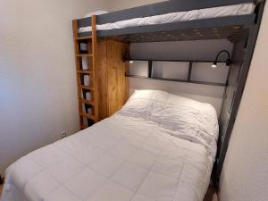 een slaapkamer met 2 stapelbedden en een ladder bij Appartement Les Deux Alpes, 2 pièces, 4 personnes - FR-1-516-210 in Les Deux Alpes