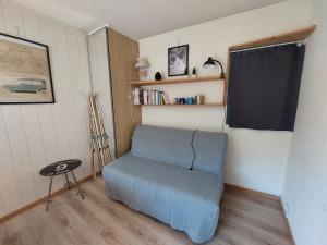 una camera con letto blu di Appartement Les Deux Alpes, 2 pièces, 4 personnes - FR-1-516-210 a Les Deux Alpes