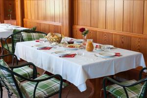 een tafel met een witte tafeldoek erop bij Farm Stay Kramer in Bistrica ob Sotli