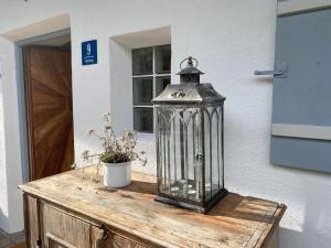 una linterna sobre una mesa de madera en Alte Mühle mit wunderbarem Bergblick, en Ramsau