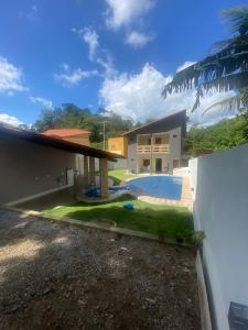une maison avec une cour et une piscine dans l'établissement RESIDENCE HOTEL DAVI e MARIA, à Mulungu