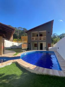 - une piscine en face d'une maison dans l'établissement RESIDENCE HOTEL DAVI e MARIA, à Mulungu