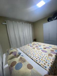 - une chambre avec un lit et une couette dans l'établissement RESIDENCE HOTEL DAVI e MARIA, à Mulungu