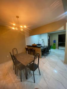 - une salle à manger et une cuisine avec une table et des chaises dans l'établissement RESIDENCE HOTEL DAVI e MARIA, à Mulungu