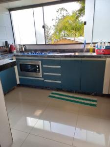 a kitchen with a sink and a stove at Apartamento completo 1 quarto in Palhoça