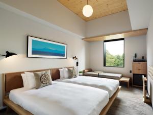 1 dormitorio con 2 camas y ventana en The Royal Park Canvas - Sapporo Odori Park, en Sapporo