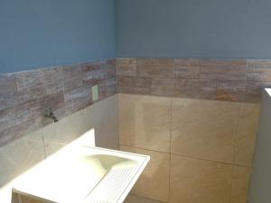 アパレシーダにあるBem estarのバスルーム(シャワー、白い椅子付) +5枚の写真