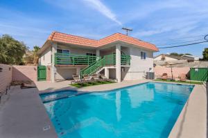 une maison avec une piscine devant une maison dans l'établissement Desert Getaway by Palm Springs! W/Pool & Hot Tub, à Desert Hot Springs
