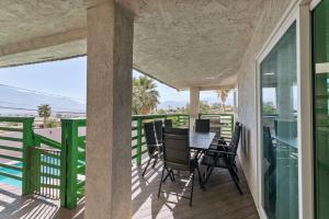 un patio avec une table et des chaises sur un balcon dans l'établissement Desert Getaway by Palm Springs! W/Pool & Hot Tub, à Desert Hot Springs