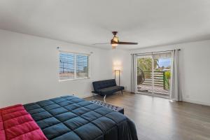 une chambre avec un lit, un canapé et une fenêtre dans l'établissement Desert Getaway by Palm Springs! W/Pool & Hot Tub, à Desert Hot Springs 33 autres photos