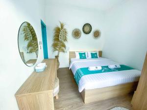 een slaapkamer met 2 bedden en een spiegel bij Ubu Villa Prambanan - 3 Bedrooms Villa near Prambanan Temple in Prambanan