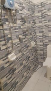 YOO Darius' Residences في موالبوال: حمام مع مرحاض ودش