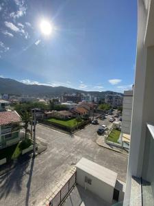 vistas a un aparcamiento desde un edificio en Paraíso em Palmas com Piscina - 3 min do mar a pé!, en Governador Celso Ramos