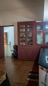um quarto grande com armários vermelhos e uma mesa em Body Manthra em Varkala