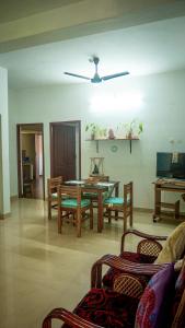 uma sala de estar com mesa e cadeiras em Body Manthra em Varkala