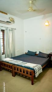 um quarto com uma cama grande num quarto em Body Manthra em Varkala