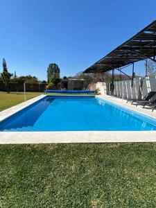uma grande piscina azul na relva em Renta de casa de descanso / Jardín / Albercada em Tlayecac