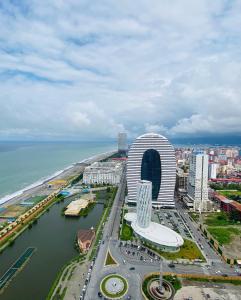 eine Luftansicht eines Gebäudes in der Nähe des Ozeans in der Unterkunft Orbi floor40 in Batumi