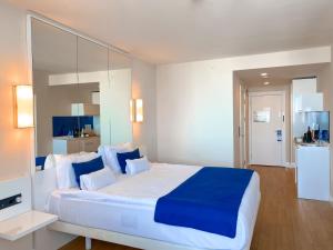 Postel nebo postele na pokoji v ubytování Batumi floor40