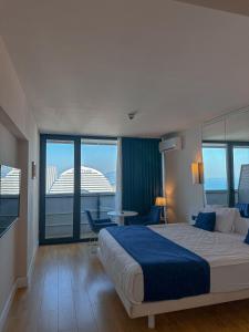 Postel nebo postele na pokoji v ubytování Batumi floor40 + 37 fotografií