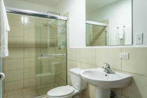 a bathroom with a toilet and a sink and a shower at Apartamento en San Francisco in Panama City
