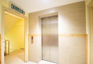 een lift in een gebouw met een bord aan de muur bij Sun Inns Hotel Kota Damansara Near Hospital Sungai Buloh in Kota Damansara