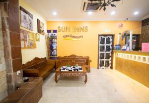 una tienda con sofás y una mesa en una habitación en Sun Inns Hotel Kota Damansara Near Hospital Sungai Buloh, en Kota Damansara
