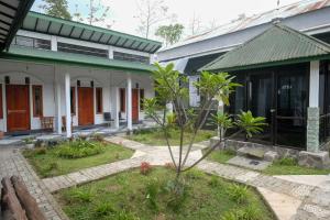 Zahrada ubytování RedDoorz Syariah @ Jalan Dieng Wonosobo 2