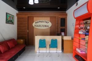 Posezení v ubytování RedDoorz Syariah @ Jalan Dieng Wonosobo 2