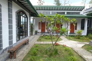 Zahrada ubytování RedDoorz Syariah @ Jalan Dieng Wonosobo 2