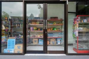 Supermarket nebo jiné obchody v  hotelu nebo okolí
