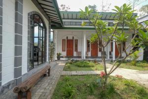 Zahrada ubytování RedDoorz Syariah @ Jalan Dieng Wonosobo 2