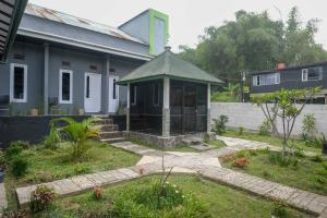 Zahrada ubytování RedDoorz Syariah @ Jalan Dieng Wonosobo 2