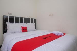 Postel nebo postele na pokoji v ubytování RedDoorz Syariah @ Jalan Dieng Wonosobo 2