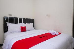 Postel nebo postele na pokoji v ubytování RedDoorz Syariah @ Jalan Dieng Wonosobo 2