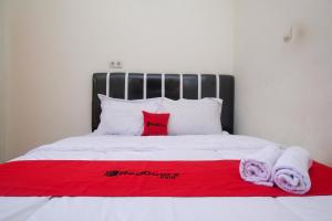 Postel nebo postele na pokoji v ubytování RedDoorz Syariah @ Jalan Dieng Wonosobo 2