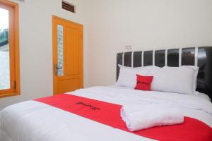 Postel nebo postele na pokoji v ubytování RedDoorz Syariah @ Jalan Dieng Wonosobo 2