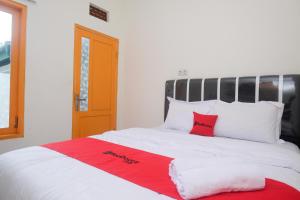 Postel nebo postele na pokoji v ubytování RedDoorz Syariah @ Jalan Dieng Wonosobo 2