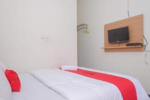 TV a/nebo společenská místnost v ubytování RedDoorz Syariah @ Jalan Dieng Wonosobo 2