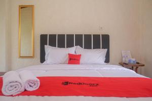 Postel nebo postele na pokoji v ubytování RedDoorz Syariah @ Jalan Dieng Wonosobo 2